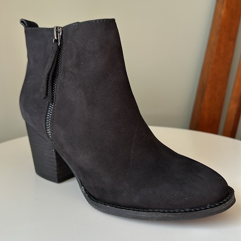Blondo Waterproof Booties Side Zipper Side Goring 
Faux Suede Upper Rubber Sole